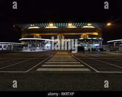 Stadio San Siro casa di Inter e Milan Football Club di Calcio in Milano Italia di notte. È anche noto come Giuseppe Meazza. Foto Stock