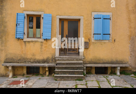 Un edificio nel centro storico borgo collinare di Portole in Istria, Croazia Foto Stock