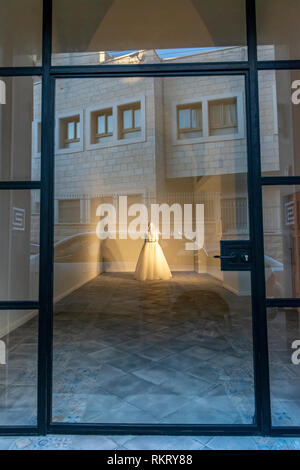 Abito da sposa su un manichino in showroom con la riflessione Foto Stock