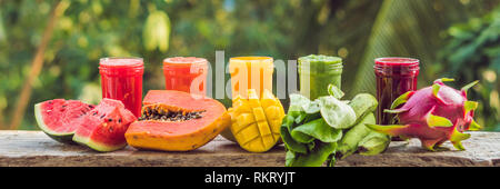 Rainbow da frullati. Anguria, papaia, mango, spinaci e dragon frutta. I frullati, succhi di frutta, bevande, bevande con varietà di frutta fresca su un Foto Stock
