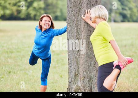 Due donne senior riscaldati con rapporto di stiro di esercizio prima di fare un allenamento fitness Foto Stock