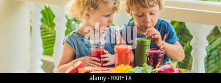 Bambini bere colorati Frullati salutari.. Anguria, papaia, mango, spinaci e dragon frutta. I frullati, succhi di frutta, bevande, bevande varietà con Foto Stock