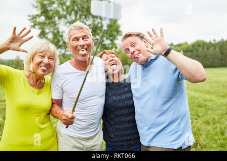 Allegro anziani rendono i volti e sciocco intorno per la selfie foto Foto Stock