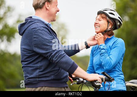 Felice coppia senior si sta preparando per un giro in bici nella natura Foto Stock