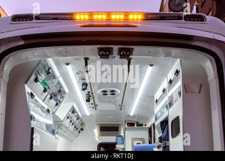 Attrezzature per le ambulanze. Vista dall'interno, presi dalle porte posteriori, pronto a partecipare alle emergenze. Foto Stock