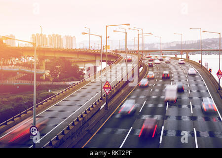 Stile artistico - in stile vintage, sentieri di luce sulla strada a Seul in Corea. Foto Stock
