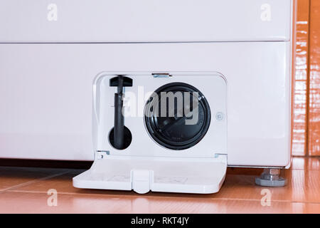 Filtro per lavatrice. Vista dal basso. Piastrella arancione Foto Stock