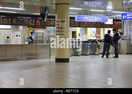KYOTO, Giappone - 14 aprile: persone fretta alla stazione di Kyoto il 14 aprile 2012 a Kyoto, in Giappone. Esso in Giappone è il secondo più grande stazione ferroviaria edificio. Il buildi Foto Stock