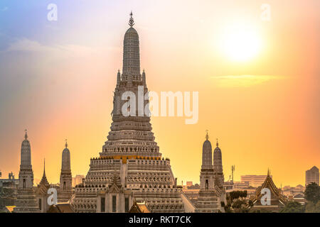 Fairytail colorato tramonto in Thailandia Bangkok con una vista su Wat Arun Foto Stock