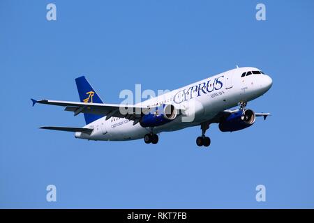 LARNACA, Cipro - 17 Maggio 2014: Cyprus Airways Airbus A320 di terre in Aeroporto Internazionale di Larnaca. Cyprus Airways ha cessato le proprie attività il 9 gennaio 2015 Foto Stock