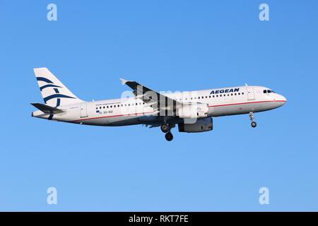 LARNACA, Cipro - 17 Maggio 2014: Aegean Airlines Airbus A320 di terre in Aeroporto Internazionale di Larnaca. È la più grande compagnia aerea greca e portato a 6,9 mi Foto Stock