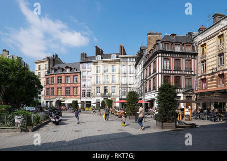 Rouen (Normandia, Francia settentrionale): ' place de la Pucelle ' piazza nel centro della città.Caption locale *** Foto Stock