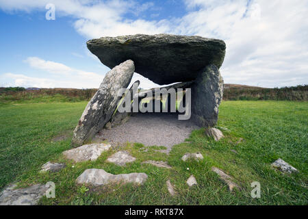 Età della pietra altare tomba a cuneo, costruito tra il 3000 e il 2000 A.C. La tomba si trova nei pressi del villaggio di Toormore, County Cork, Repubblica di Irlanda. Foto Stock