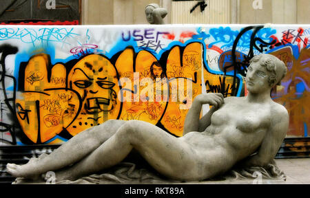 MUSEE D'ART MODERNE PARIS - chiamato anche ' Palais de Tokyo ' realizzato per 'Exposition Internationale ' di 1937 - Statua ' NYMPHE ALLONGÉE ' DA AUGUSTE GUÉNOT - durante i lavori di ristrutturazione dell'edificio nel 2005 - Arte di Parigi - Paris donna - stile art déco - arte francese - artista francese - il museo di Parigi - Colore Archivio © Frédéric BEAUMONT Foto Stock