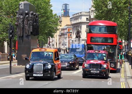 LONDON, Regno Unito - 7 Luglio 2016: la gente ride i taxi di fronte nuovo autobus Routemaster nella City di Londra. L'ibrido diesel-elettrico di bus è un nuovo e moderno versio Foto Stock