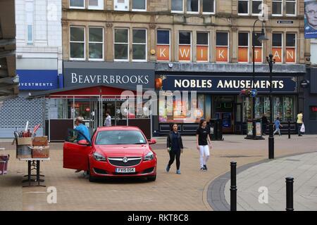 BARNSLEY, Regno Unito - 10 luglio 2016: la gente acquista in Barnsley, Regno Unito. Barnsley è una delle principali città di South Yorkshire con una popolazione di 91,297. Foto Stock