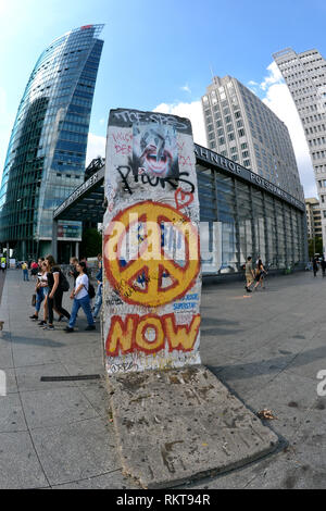 Pezzo di muro, parte del muro di Berlino, con segno di pace sulla Piazza Potsdamer, Europa, Germania, Berlino. Foto Stock
