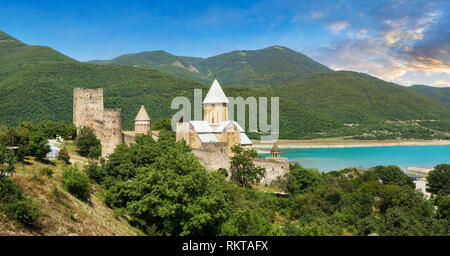 Foto e immagini del castello di Ananuri complex & Chiese Ortodosse, secolo XVII, Georgia (paese). Il castello di Ananuri è situato accanto a th Foto Stock