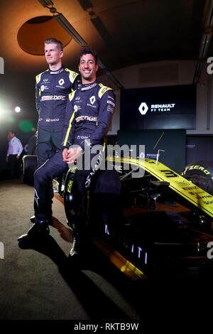 Driver Niko Hulkenberg (sinistra) e Daniel Ricciardo durante il Team Renault F1 2019 stagione lancio al Whiteways Technical Centre di Oxford. Foto Stock