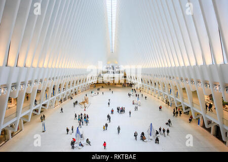 La città di New York, New York, Stati Uniti d'America - Persone nell'occhio, sala principale della stazione della metropolitana con shopping mall, il World Trade Center, Tran Foto Stock