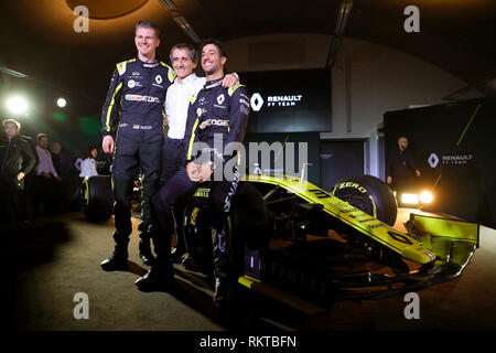 Driver Niko Hulkenberg (sinistra) e Daniel Ricciardo posano con pensionati racing driver Alain Prost durante il Team Renault F1 2019 stagione lancio al Whiteways Technical Centre di Oxford. Foto Stock