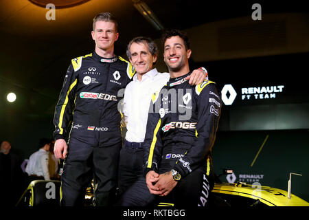 Driver Niko Hulkenberg (sinistra) e Daniel Ricciardo posano con pensionati racing driver Alain Prost durante il Team Renault F1 2019 stagione lancio al Whiteways Technical Centre di Oxford. Foto Stock