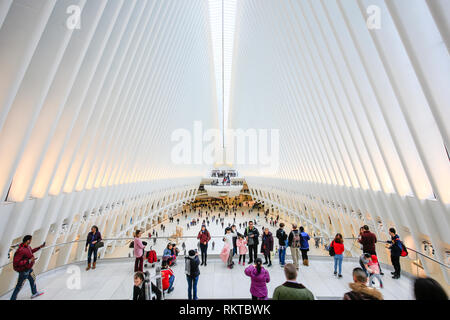 La città di New York, New York, Stati Uniti d'America - Persone nell'occhio, sala principale della stazione della metropolitana con shopping mall, il World Trade Center, Tran Foto Stock