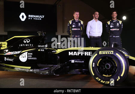 Driver Niko Hulkenberg (sinistra) e Daniel Ricciardo con la Renault Managing Director Cirillo Abiteboul durante il Team Renault F1 2019 stagione lancio al Whiteways Technical Centre di Oxford. Foto Stock