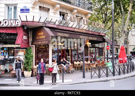 Parigi - 21 luglio: la gente visita Cafe Le Dome in luglio 21, 2011 a Parigi, Francia. Le Dome Café è un tipico stabilimento per Parigi, una delle più grandi metrop Foto Stock