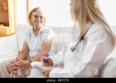 Senior donna durante un esame medico con il suo medico di base Foto Stock