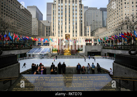 La città di New York, New York, Stati Uniti d'America - pista di pattinaggio su ghiaccio, Rockefeller Center Manhattan, New York, New York, Stati Uniti d'America, Stati Uniti d'America. Foto Stock