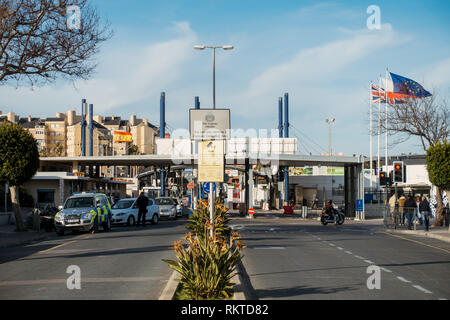 Il varco di frontiera tra la Spagna e Gibilterra, come visto dal lato di Gibilterra entrando in Spagna Foto Stock