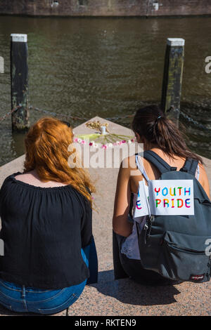 Homomonument das ist ein Denkmal im Zentrum von Amsterdam bei der Westerkerk am Westermarkt. Es wurde 1987 nach einem Entwurf der niederländischen Kün Foto Stock