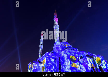 La moschea illuminata in Sharjah Emirati arabi uniti, durante il festival della luce Foto Stock