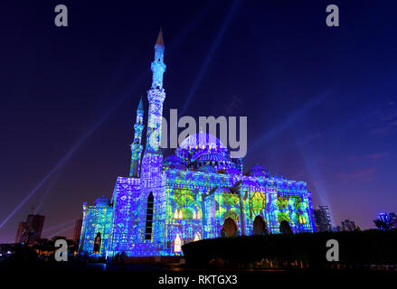 La moschea illuminata in Emirato di Sharjah durante il festival della luce Foto Stock