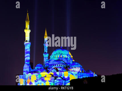 La moschea illuminata in Sharjah Emirati arabi uniti, durante il festival della luce Foto Stock