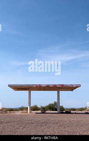 Abbandonata la stazione di gas in Aztec, Arizona, Stati Uniti d'America. Vista del paesaggio americano nel sud-ovest USA e le rovine del vecchio edificio di un US h Foto Stock