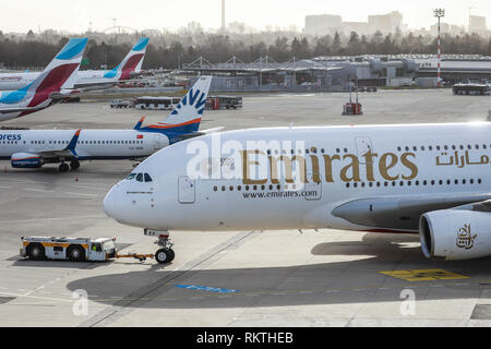 Duesseldorf, nella Renania settentrionale-Vestfalia, Germania - Emirates Airbus A380-800 aeromobile sul loro modo di pista, Duesseldorf International Airport, DUS Du Foto Stock