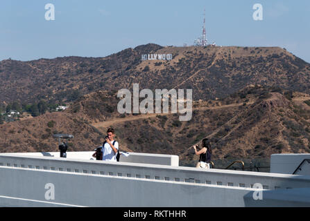 Hollywood Sign, località turistica sulle colline intorno a Los Angeles, California, Stati Uniti d'America. Famosa vista e di attrazione in noi con televisi Foto Stock