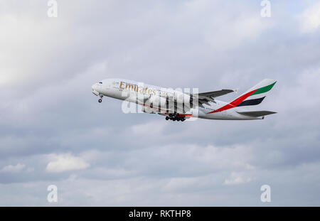 Duesseldorf, nella Renania settentrionale-Vestfalia, Germania - Emirates Airbus A380-800 aereo decolla da Duesseldorf International Airport, DUS Duesseldorf, n. Foto Stock