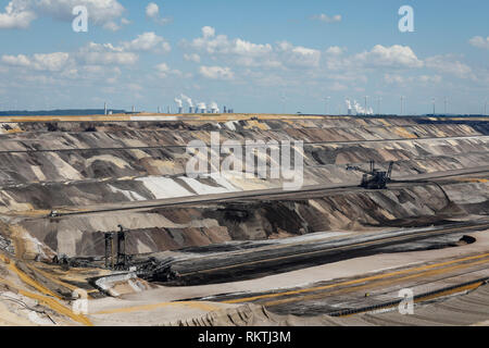 Juechen, Renania settentrionale-Vestfalia, Germania - RWE fossa aperta miniera di lignite Garzweiler, qui con una vista verso il potere di RWE AG Kraftwerk Frimmersdorf e RWE Foto Stock