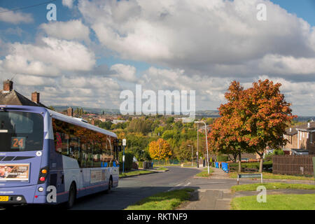 Sheffield, Regno Unito - 20 Ottobre 2016 : l'autobus numero 24 aziona verso il basso Spinkhill avenue, che domina la città di Sheffield su una giornata autunnale Foto Stock
