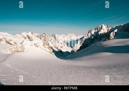 Vista l'italiano/francese Alpi su un inverno giornata di sole Foto Stock