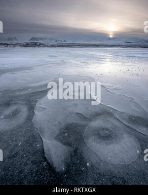 Modelli di ghiaccio su un lago ghiacciato Tornetrask, Svezia Foto Stock