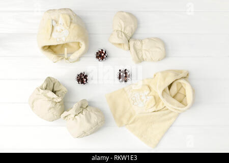 Set di bambini autunno winteror vestiti. sciarpa, cappello, guanti e bootd su sfondo bianco. Foto Stock