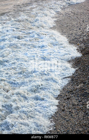 Il mare surf su una spiaggia di ciottoli della Jurassic Coast. Lyme Regis. Inghilterra Foto Stock