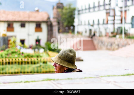 Un vecchio uomo seduto sui gradini della Plaza de San Francisco in Cusco. Foto Stock