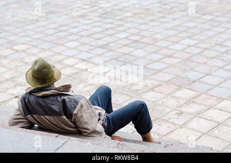Un vecchio uomo seduto sui gradini della Plaza de San Francisco in Cusco. Foto Stock