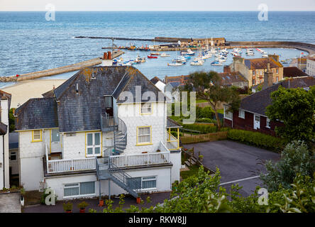 Il porto di Cobb è un piccolo porto di pesca della Jurassic Coast come si vede dalla zona residenziale di Lyme Regis. Il West Dorset. In Inghilterra. Foto Stock