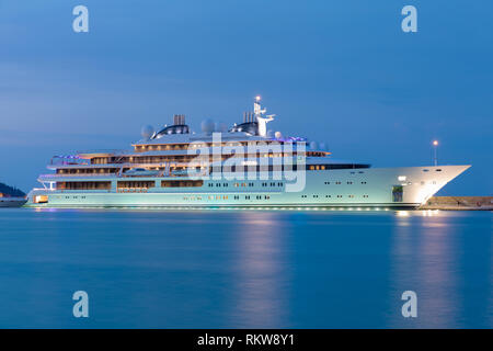 ZANTE, GRECIA - 20 AGOSTO 2018: Superyacht Katara ormeggiato al porto dell'isola di Zante nel tardo pomeriggio Foto Stock